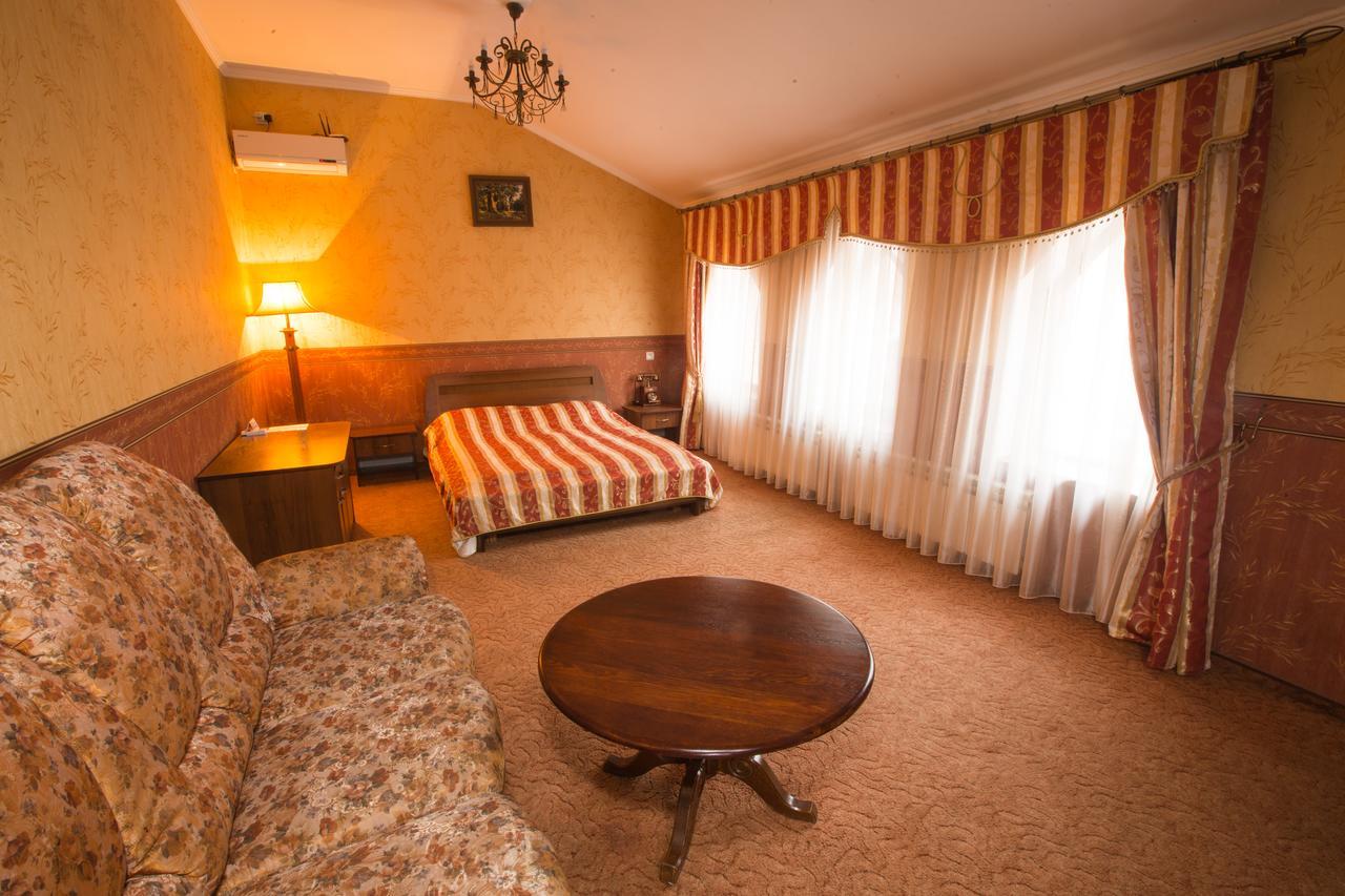Magnat Lux Hotel แชร์นิฟซี ภายนอก รูปภาพ