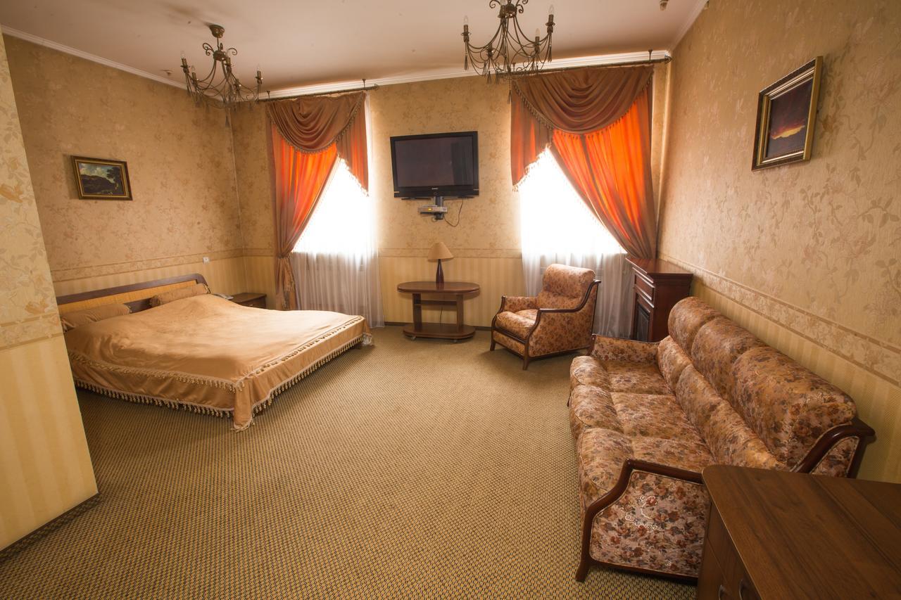 Magnat Lux Hotel แชร์นิฟซี ภายนอก รูปภาพ